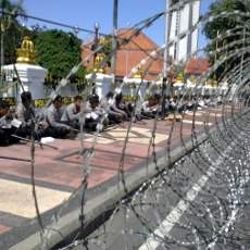 Pendemo Bubar, Polisi Makan Siang di Bawah Terik Matahari