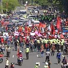 Ribuan Orang Tumpah Ruah di Depan Grahadi, Gubernur Suryo Lumpuh Total
