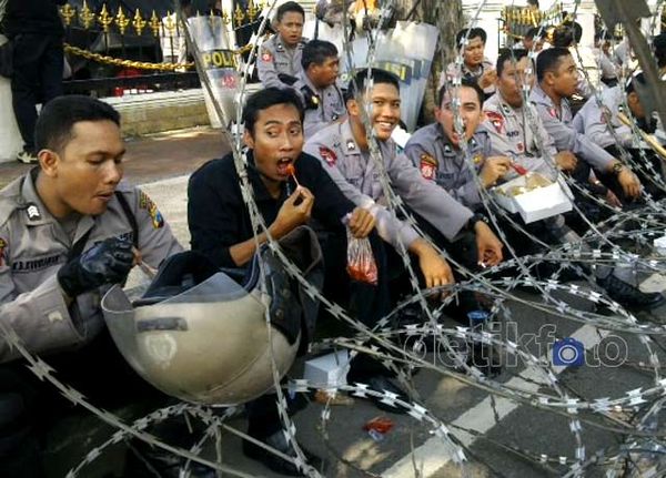 Demo Bubar, Makan Siang pun Tenang