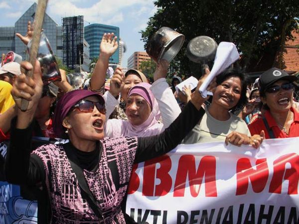 Tolak BBM Naik, Ibu-ibu Bawa Peralatan Dapur