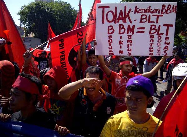 Massa PDIP Turun ke Jalan Tolak Kenaikan BBM