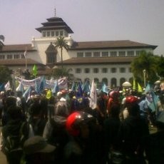 Ribuan Buruh Penolak BBM Naik Kepung Gedung Sate