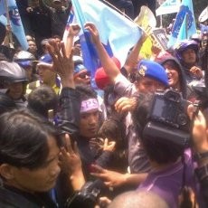 Anggota Dewan dari Demokrat Nyaris Diamuk Pedemo BBM