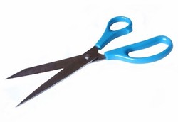 Dokter Keluarkan Gunting dari Kepala Balita