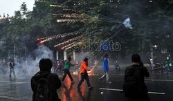 Massa Konami Duduk di Jalanan UI Salemba, Lalin Macet