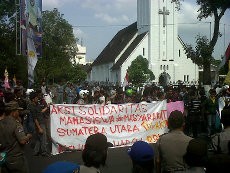 Polisi Ikut Tepuk Tangan dan Teriak Hore, Pendemo Salting