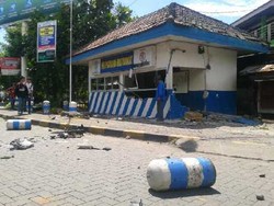 Mahasiswa Makassar Rusak Pos Lantas, Dipukul Mundur Warga