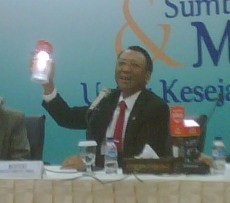 Jero Wacik Bagi-Bagi Lampu Hemat Buatan China