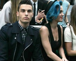 Pacar Baru Katy Perry Pamer Foto Mesra Lewat Twitter