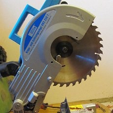 Pengemis Potong Kakinya dengan Gergaji Demi Tunjangan Pengangguran