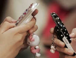 Cewek Lebih Senang Main HP Saat Nyetir