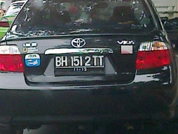 Pelat Nomor Nyentrik