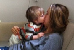 Amankah Mengunyahkan Makanan untuk Anak?