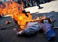Buruh Bakar Boneka SBY Tolak BBM Naik