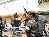 Halau Massa Anarkis, TNI Lepaskan Tembakan