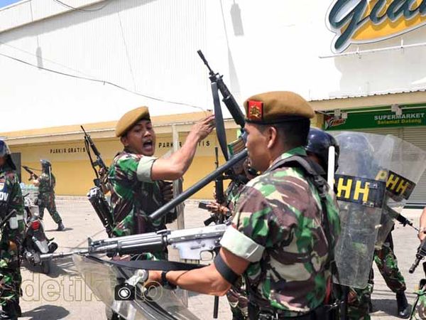 Halau Massa Anarkis, TNI Lepaskan Tembakan Halau Massa Anarkis, TNI Lepaskan Tembakan