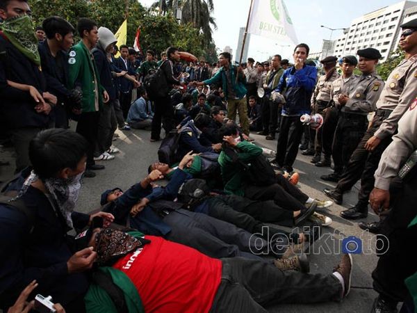 Demonstran Blokir Jalan Gatot Subroto