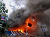 Tolak BBM Naik, Massa Bakar Pos Polisi
