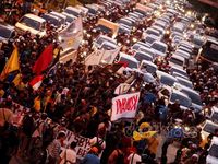 Mahasiswa Pawai dan Bakar Ban, Salemba Macet