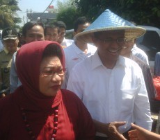 Dahlan Iskan Boyong Istri Bagi-bagi Sembako Murah di Jakarta