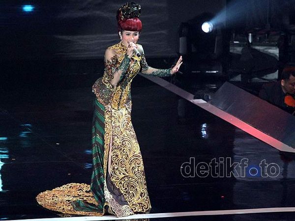 Kostum Kebaya Mulan Jameela