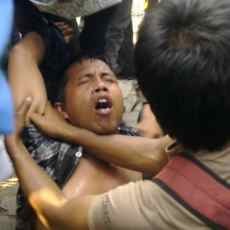 Demo di Grahadi Ricuh, 2 Mahasiswa Pingsan, 4 Luka-luka