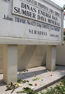 Demo Harga BBM Naik, Kantor ESDM Dilempari Pete, Tomat dan Seledri