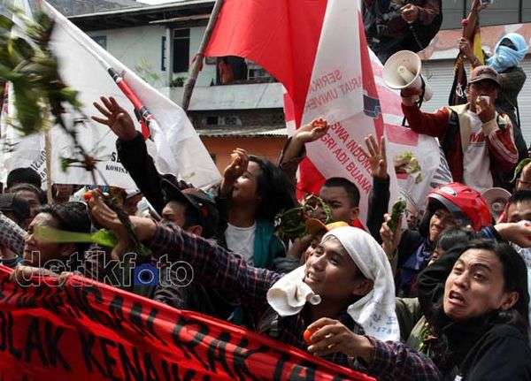 Tolak BBM Naik, Kantor ESDM Dilempari Petai