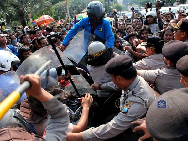 Demo Menolak BBM Naik Berakhir Bentrok