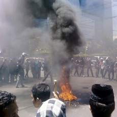 Demo Tolak Kenaikan Harga BBM di Malang Berakhir Bentrok