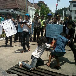 Massa Dipatiukur Bersuara Geruduk SPBU Petronas di Dago