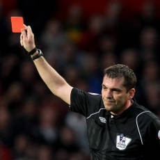 Wasit Berikan 5 Kartu Merah di Ruang Ganti!