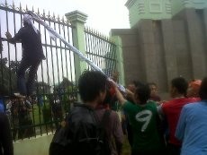 Dipukul Mundur dari DPR, Ratusan Pendemo Kocar-kacir di Palmerah