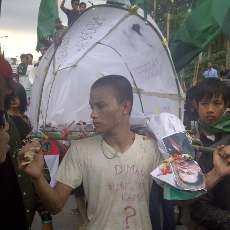 Massa HMI Bawa Keranda Mayat ke Gedung DPR