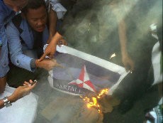 Tolak Kenaikan BBM, Mahasiswa Riau Bakar Bendera Demokrat