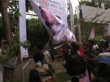 Pendemo Anti Kenaikan Harga BBM Rusak Baliho PKS di Medan