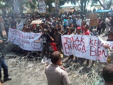 Mahasiswa Terobos Kawat Berduri di Gedung DPRD Sumut