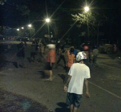 4 Jam Bentrokan, Polisi Pukul Mundur Demonstran di Makassar