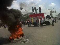 Mahasiswa Blokir Jalan & Bakar Ban di Medan 
