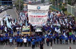 Dilempar Batu Demonstran di DPR, Seorang Polwan Pingsan