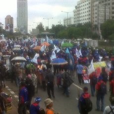 Ribuan Buruh Padati DPR, Lalin ke Slipi Dialihkan