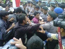 Demo Tolak BBM di Bima Bentrok, 1 Mahasiswa Tertembak