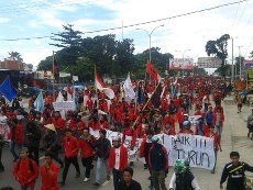 Tolak Kenaikan Harga BBM, Ribuan Mahasiswa Makassar Long March 6 Km