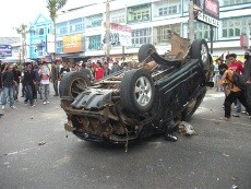 Usai Demo Kenaikan BBM, Mahasiswa Kendari Bakar Mobil Dinas