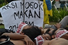 Pingsan saat Mogok Makan, Mahasiswa Anti Kenaikan BBM Dilarikan ke RS