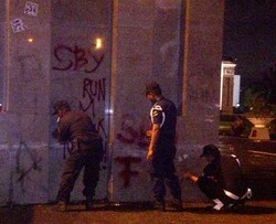 Demo Usai, Pamdal Sibuk Bersihkan Coretan di Tembok Gerbang DPR