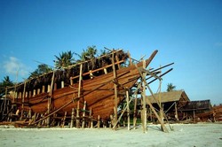 Bingkai Makna dan Tradisi dalam Kerajinan Perahu Pinisi