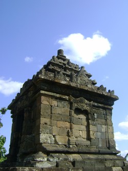 MENIKMATI TAKE OFF DAN LANDING PESAWAT DARI CANDI IJO
