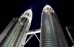 Astaga! Menara Petronas Terbakar, Ratusan Orang Dievakuasi