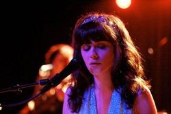 Zooey Deschanel Akan Bintangi Film Fiksi Ilmiah Richard Curtis